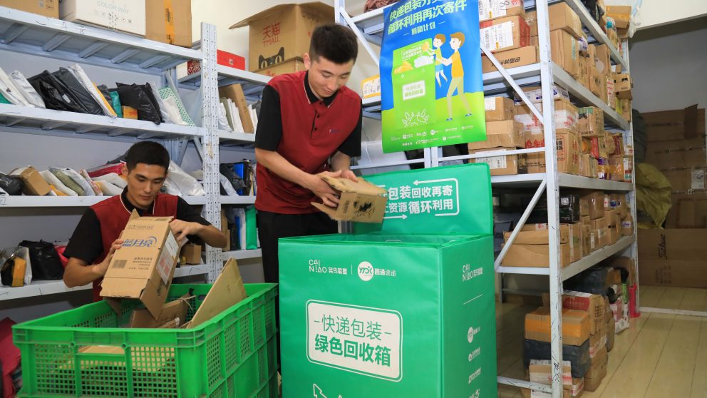 Trabajadores de Alibaba aplicando la logística verde en Cainiao