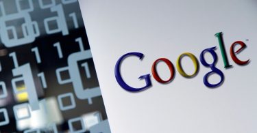 La matriz de Google cerró el año 2021 con buenos resultados. Por lo que, Alphabet alcanzó unos ingresos de 257.600 millones de dólares, equivale a un incremento de 41% en comparación con los años anteriores. El crecimiento de la plataforma se impuso debido a los ingresos publicitarios de Google. Estos proceden de las ventas de espacios en las diferentes plataformas online, que son el 80% total de las ventas. Solo las publicidades de Google han crecido un 42,5%, en comparación con años anteriores. Sin embargo, las publicidades en YouTube han generado buenos resultados alcanzando los 28.800 millones de dólares, obteniendo un aumento del 45,8%. Por lo que, ha disparado las cotizaciones en el mercado, elevándose un 8,5% hasta llegar a los 2.990 dólares por acción. Siendo una de las razones, por lo que la compañía ha realizado un Split de las acciones, dividiendo las actuales en veinte nuevas para hacer fácil su compraventa. Anuncios del vicepresidente de Google El vicepresidente senior y director de negocios de Google, Philipp Schindler. Anuncio mediante una teleconferencia donde explicaba los resultados de la matriz de Google. Donde comentaba que el crecimiento fue impulsado por una solidez generalizada en el gasto de los anunciantes y fuerte actividad en línea generalizada en los gastos de los anunciantes. Dado que, los comercios minoristas volvieron a ser los mayores contribuyentes al crecimiento interanual de los negocios de los anuncios. Inclusive, la finanza, medio, entrenamiento y viajes fueron también importantes contribuyentes. Matriz de Google cloud no termina de despegar Mientras que el negocio publicitario de matriz de Google ha generado resultados positivos. Los negocios de la nube de Alphabet, Google Cloud ha acumulado pérdidas operativas por valores de 890 millones de dólares. Es cierto que las pérdidas de la plataforma de Google han descendido respecto a los años anteriores, fueron más de 1.243 millones de dólares.