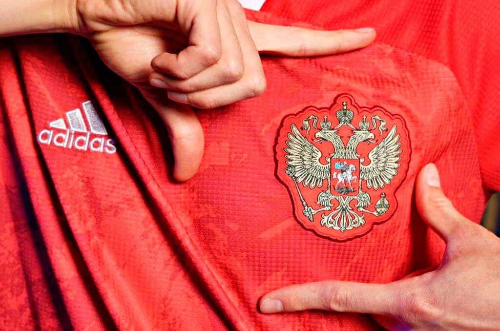 Por la invasión de Ucrania, la empresa Adidas excluye a la selección rusa