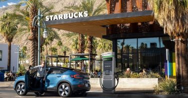 Vehículos eléctricos Starbucks planea convertir sus locales en centros de cargas para estos vehículos