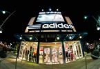 Adidas procede abrir su tienda más grande de la región, con una cancha de futbol