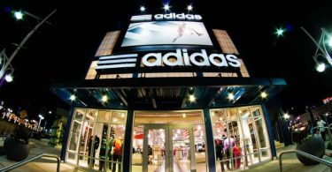 Adidas procede abrir su tienda más grande de la región, con una cancha de futbol
