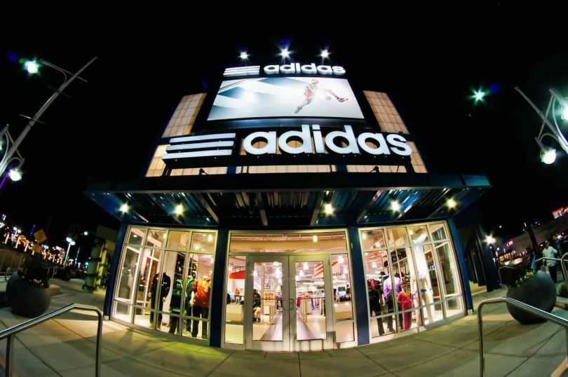 Adidas procede abrir su tienda más grande de la región, con una cancha de futbol