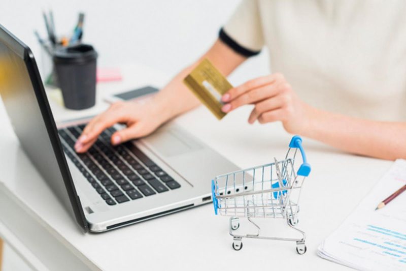 El 31% de los peruanos invierte mensualmente más de mil soles en compras por internet, según la CCL