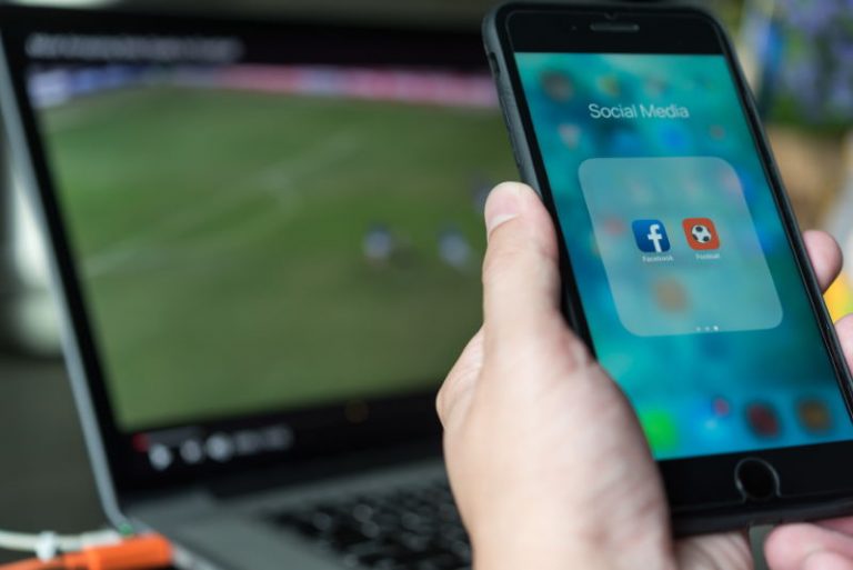 Hábitos de los jóvenes al ver fútbol: Un 71,5% de la Generación Z utiliza alguna red social mientras disfruta de los partidos
