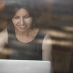 ¿Cómo proteger tu notebook cuando estás en aeropuertos y cafeterías?